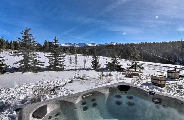 Rocky Mountain Retreat w/ Hot Tub & Views!