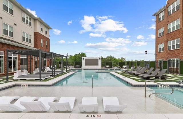 Rollin' on the River - Book for Football Season! Complex Pool & River Views!