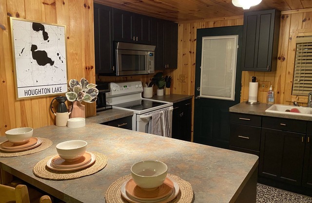 Romanski Retreat | Beautiful Lake View Getaway!