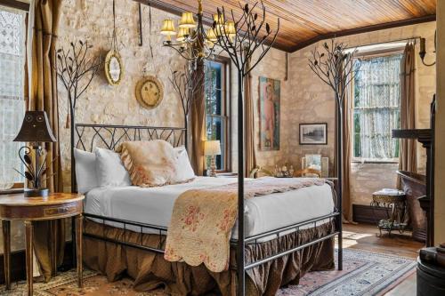 Romantic 1BR Suite on Main Street - Prime location