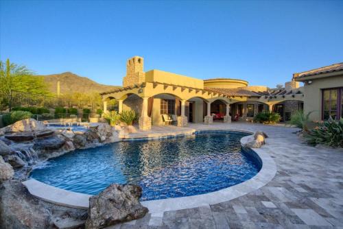 Romantic 4BR Hacienda with Pool, Spa and Close to Town