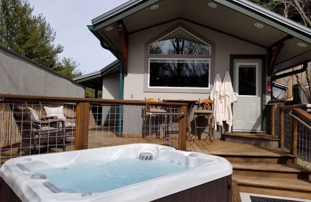 Romántico, a 8 km del centro de Asheville, privado, bañera de hidromasaje, chimenea, cercado