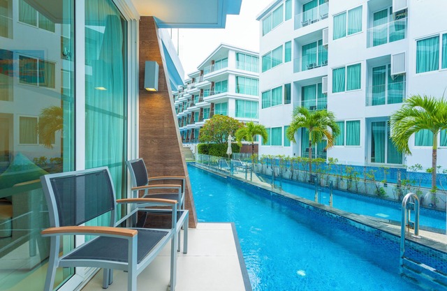 Romantic Beach Bar Fine Dining Swim c109