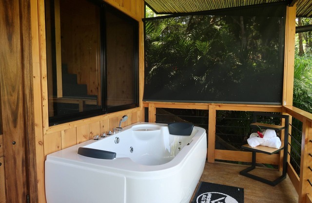 Romantic cabin with hot tub near La Fortuna