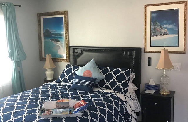 Romantic Coastal Private Room is located 10 minutes from all sightseeing places