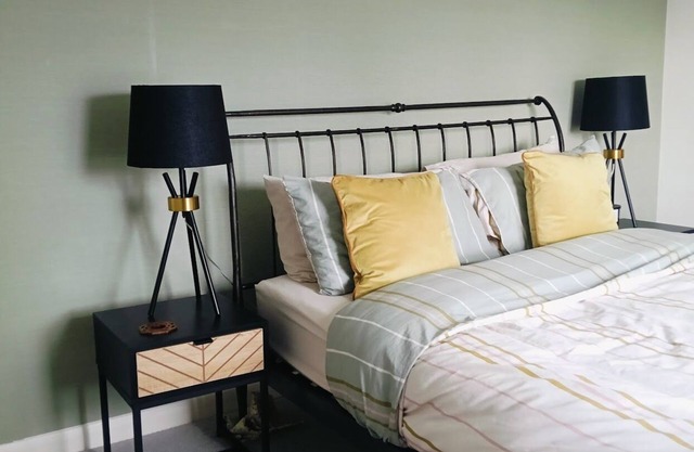 Romantic English cottage three bedrooms, detached, drive for three cars, homely