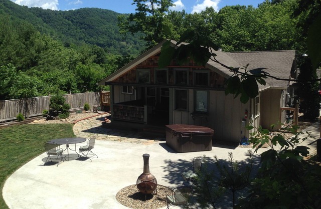 Escape romántico privado con bañera de hidromasaje y chimenea y patio cercado. (duerme 2)