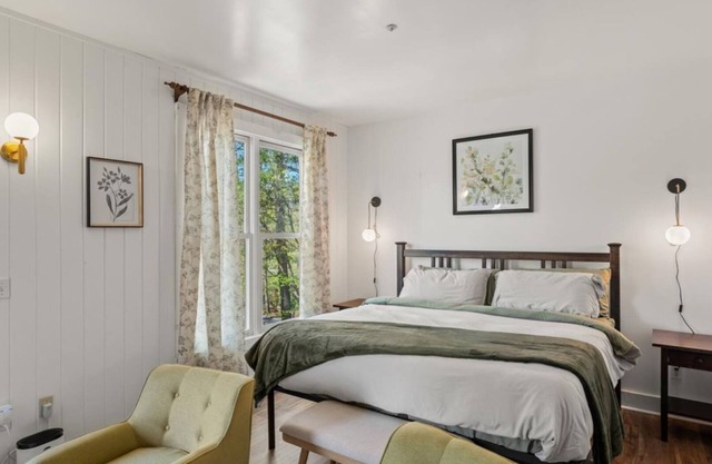 Romantic King Studio | Tree Views | Balcony + Trails