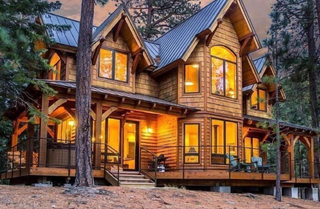 Casa / cabaña romántica de lujo, jacuzzi privado en un entorno espectacular en el lago Tumalo en Bend, Oregón