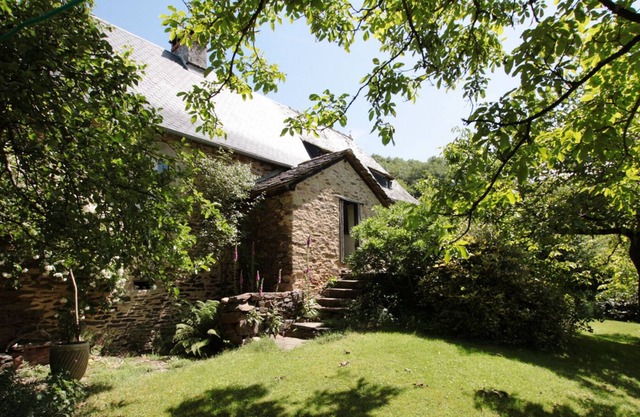 Romántica casa rústica de piedra con jardín y hermosa terraza.