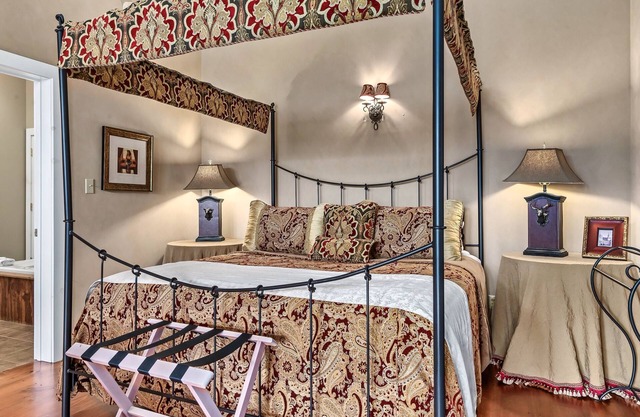 Romantic Suite | Mountain Views! | King Bed