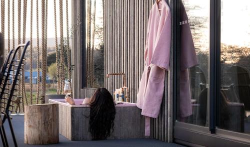 Romantic Tiers Escape - Pink Bath, Wood-Fired Pizza, Firepit & Mountain Magic