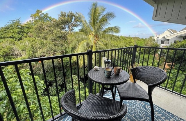 Romantic Tiki Suite A/C, Walk to Beaches & 1 Hotel Resort, King "Purple" Bed