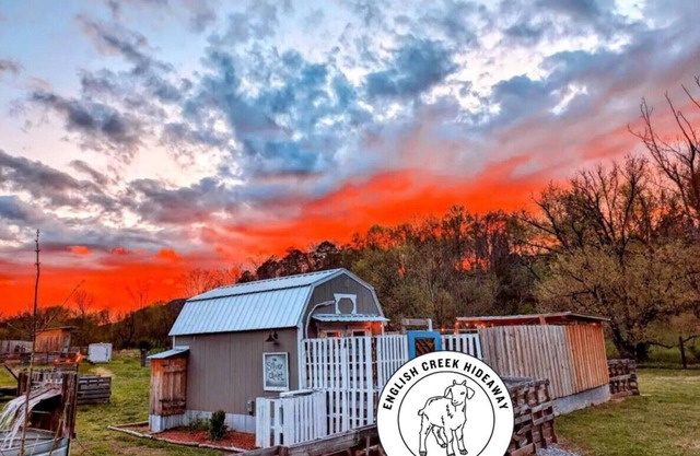 Romantic Tiny House w Sauna, Outdoor Tub in Goat Farm