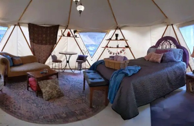 Romantic Yome Retreat with Greenhouse Shower!