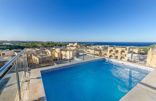 Rooftop Pool w/SeaViews @ Modern 3BR Holiday Home
