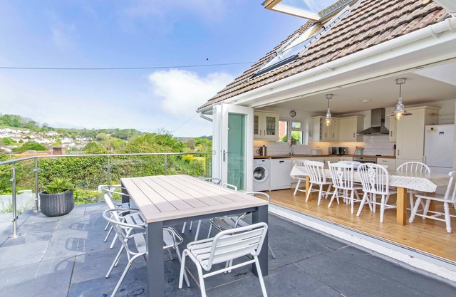 Rooftops, Sleeps 8 | Hot Tub*, Views & Log Burner