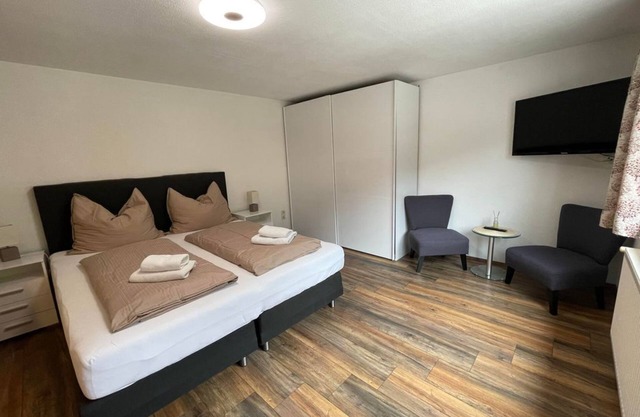 Room 6 - Double room, shower/toilet on the floor - Haus St. Martin