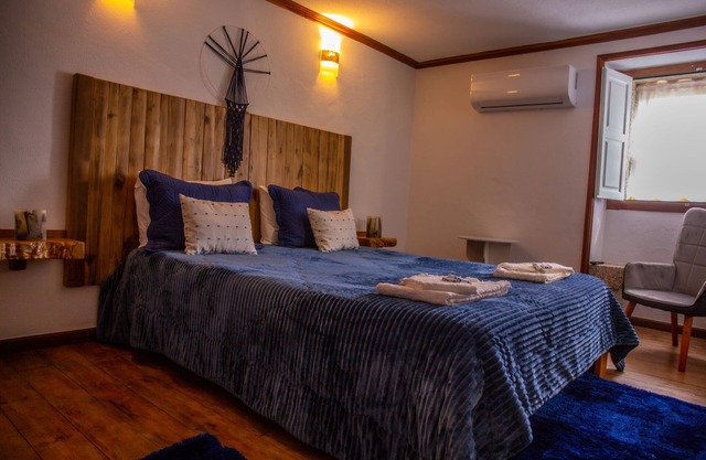 Habitación 'Alcaide' con vistas a la montaña, Wi-Fi y aire acondicionado.