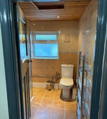 ROOM B, Comfortable Double Room with shared spaces