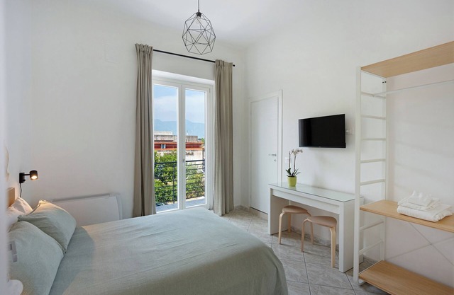 Habitación 'Camera Matrimoniale Pagani' con terraza compartida, Wi-Fi y aire acondicionado.