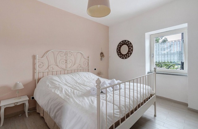 Habitación 'Corniglia' con vistas a la montaña, terraza compartida y aire acondicionado.