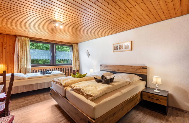 Habitación 'Familienzimmer 12' con vistas a la montaña, terraza compartida y Wi-Fi