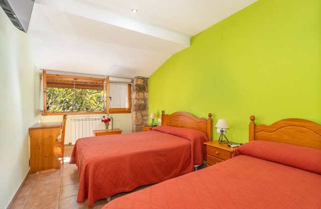 Room 'Habitació Triple' with Mountain View, Wi-Fi and Air Conditioning