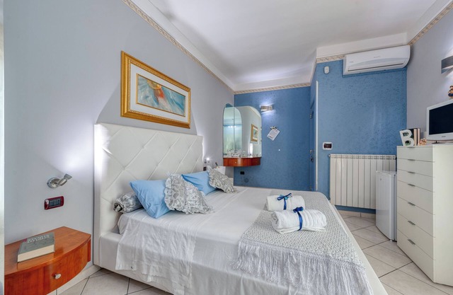 Habitación 'Il Geco - Blu' con terraza compartida, Wi-Fi y aire acondicionado.