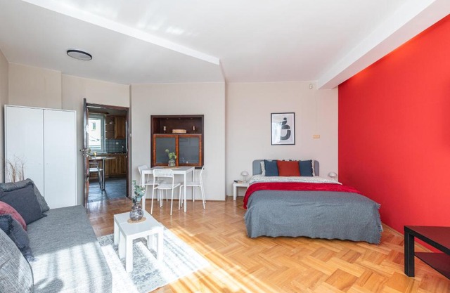 ROOM Powstańców Śląskich 61