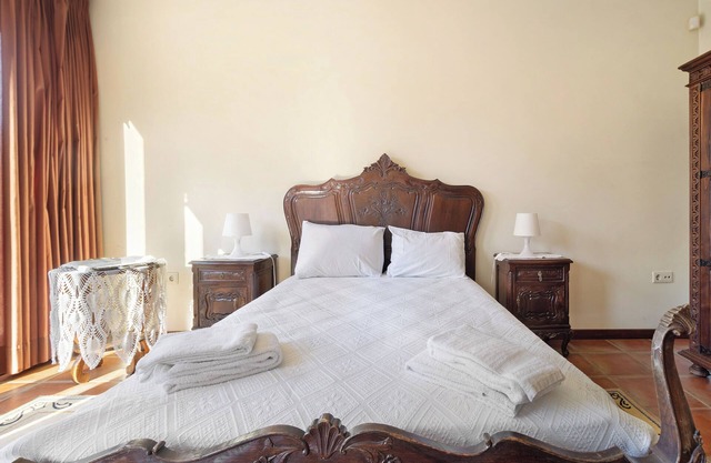 Habitación 'Quarto 6 - Quinta Da Ataíde' con vistas a la montaña, Wi-Fi y aire acondicionado.