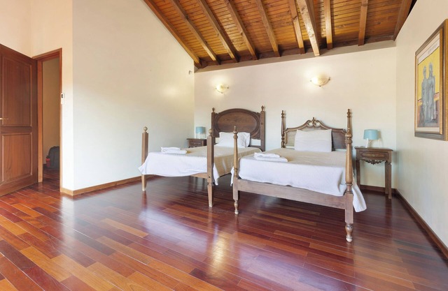 Habitación 'Quarto 8 - Quinta Da Ataíde' con vistas a la montaña, Wi-Fi y aire acondicionado.