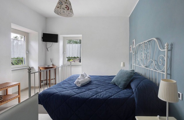 Habitación 'Vernazza' con vistas a la montaña, terraza compartida y aire acondicionado.