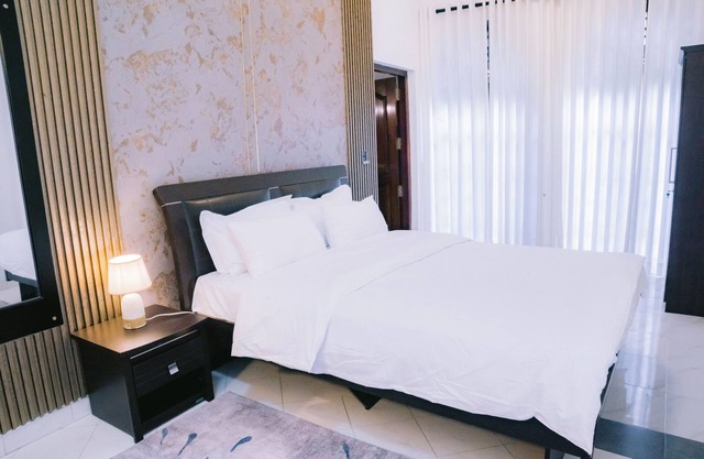 Room W/ Garden View + Queen Size Bed