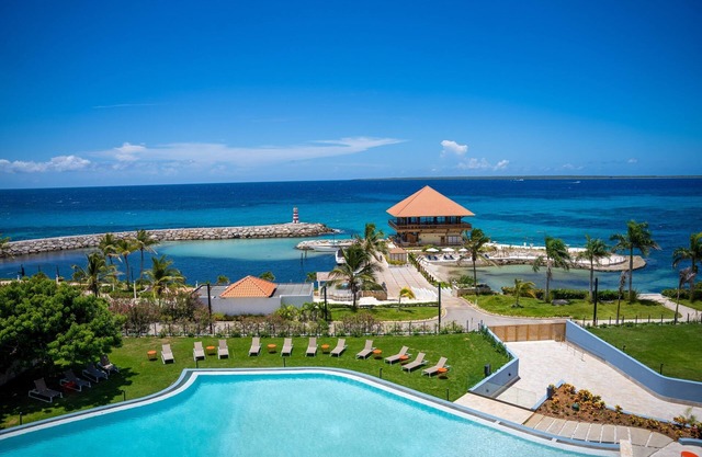 Soothing Oceanview Room – Spacious Haven w/ Gorgeous Coastal Scenery