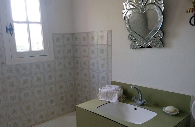 Habitación con acceso al jardín y a la piscina