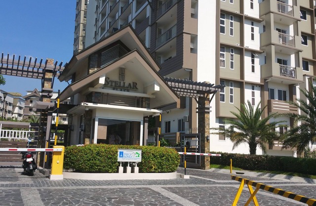 Amplia unidad de condominio QC de 2 dormitorios en alquiler!