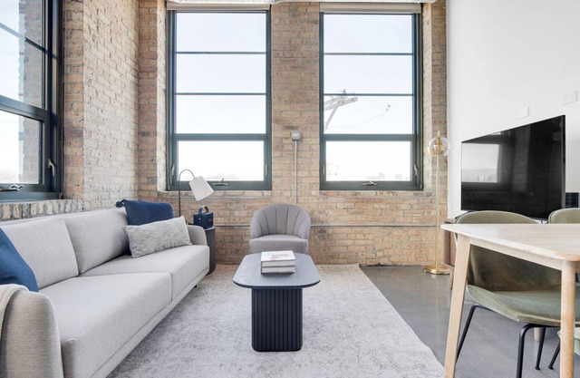 Roomy Lincoln Park 2BR w/ Lounge, Roof & Gym, near DePaul, by Blueground