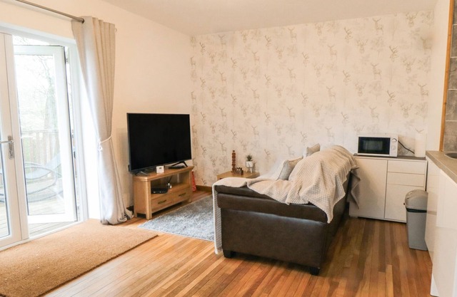 ROOSTER COTTAGE, romantic, country holiday cottage in Castleton