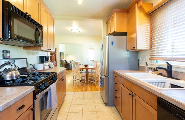 Rose Park Retreat | 2 BD | Light & Airy | Ace location