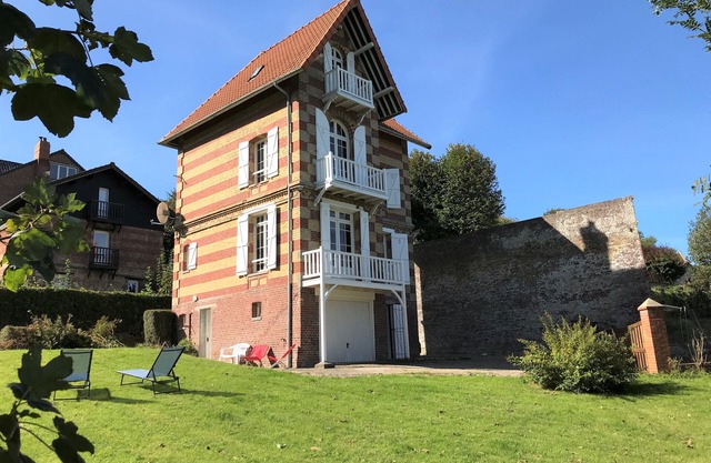Roses,turn of the century house 100 meters from the sea