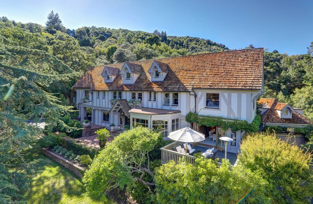 Ross Estate: pool, spa, outdoor kitchen and fireplace, lush gardens and privacy