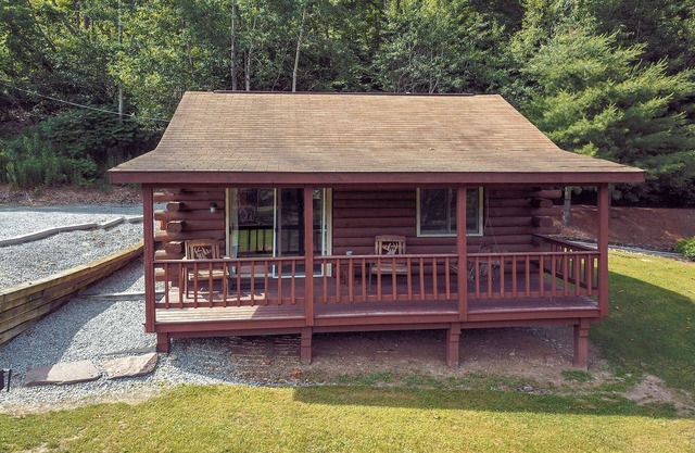 Cozy 1-bedroom cabin with AC, romantic gas fireplace & private porch with swing