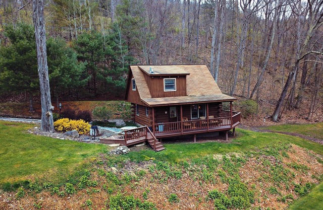 Charming 2-bedroom Private Cabin in Gaines, Hot Tub, WIFI, Fire Ring, Pool Table