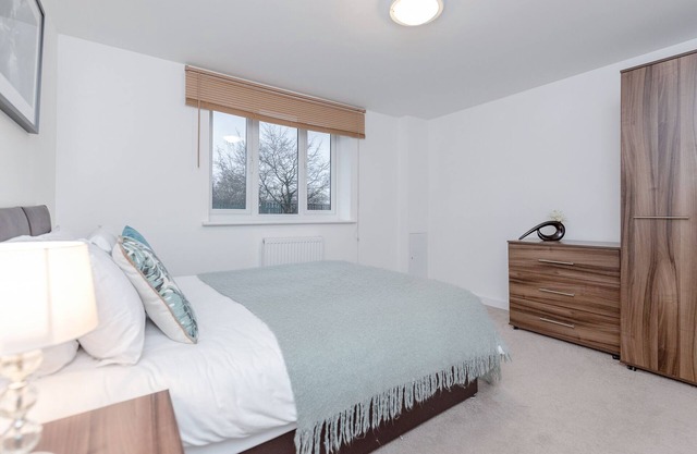 (1) Piedras arrojan lejos de Heathrow, aparcamiento privado, excelentes enlaces de transporte!