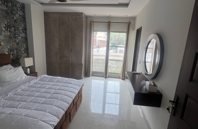 Royal BNB Two bedroom apartment in Lahore, downtown, free parking ,wifi with AC