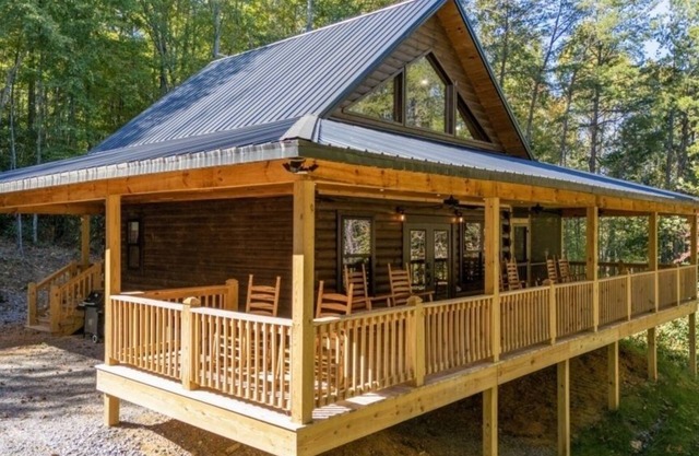 Ruby's Retreat - 1 Bedrooms, 1.5 Baths, Sleeps 8 by RedAwning