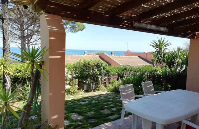 Villetta a 80 m del mar en Porto Corallo con jardín cerrado