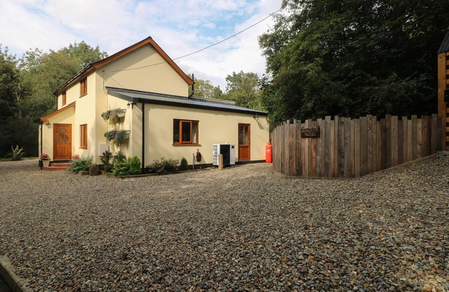 RUDBAXTON WATER, pet friendly, with hot tub in Haverfordwest