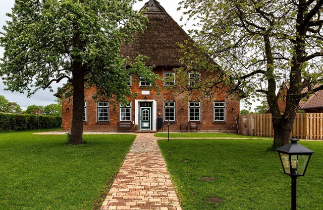 Encanto rural, vida moderna bajo techo de paja en la antigua granja de hasta 6 personas.